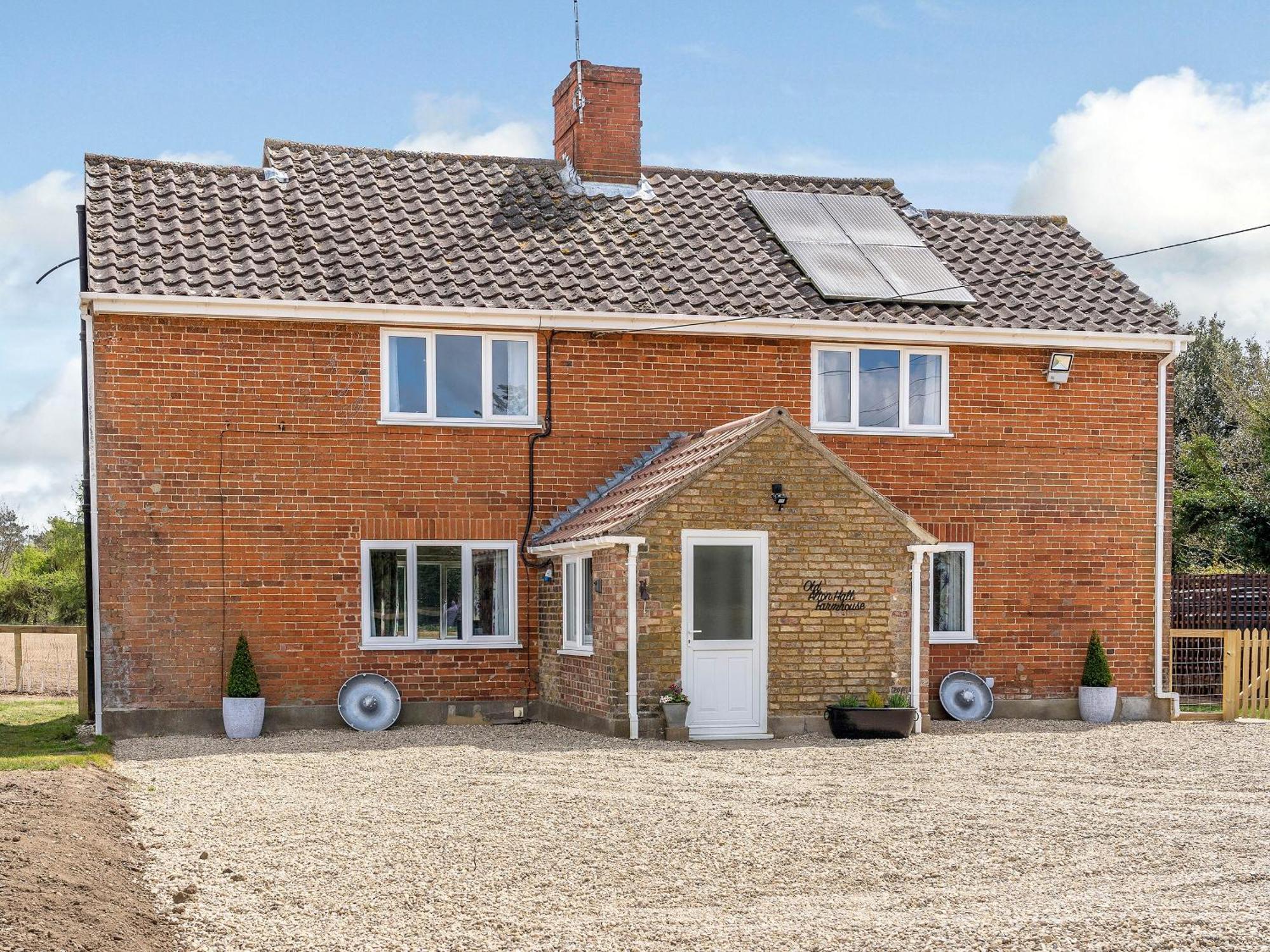Old Alton Hall Farmhouse Tattingstone Exterior photo